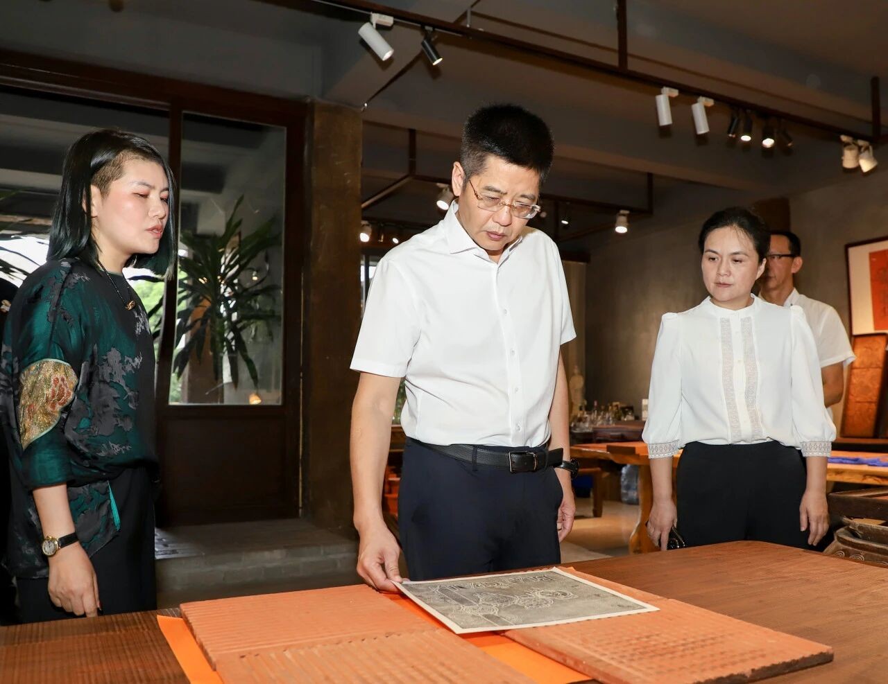 丰泽区委主要领导调研文化服务及文化阵地建设工作