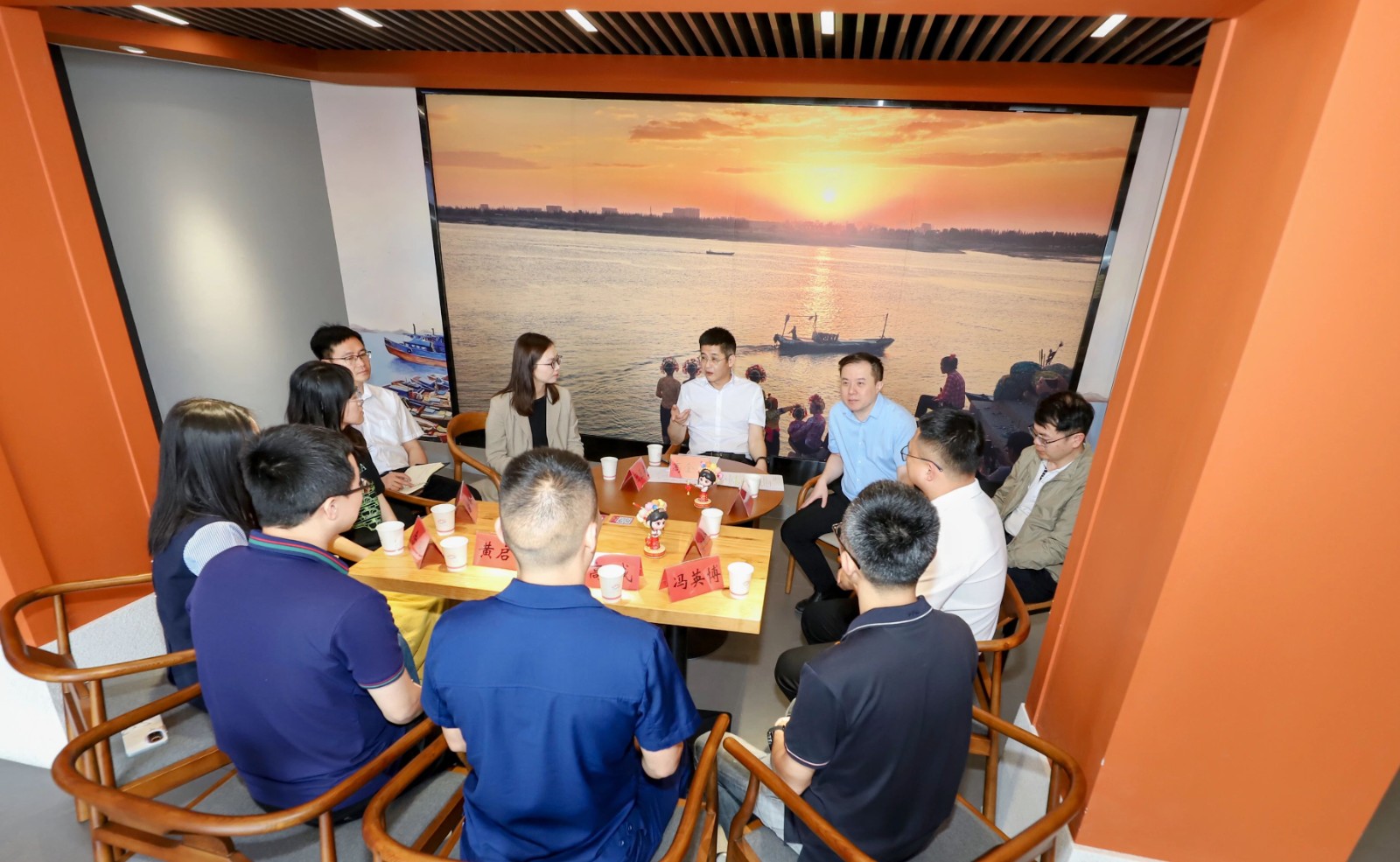 丰泽区委主要领导与青年五四奖章获得者座谈交流