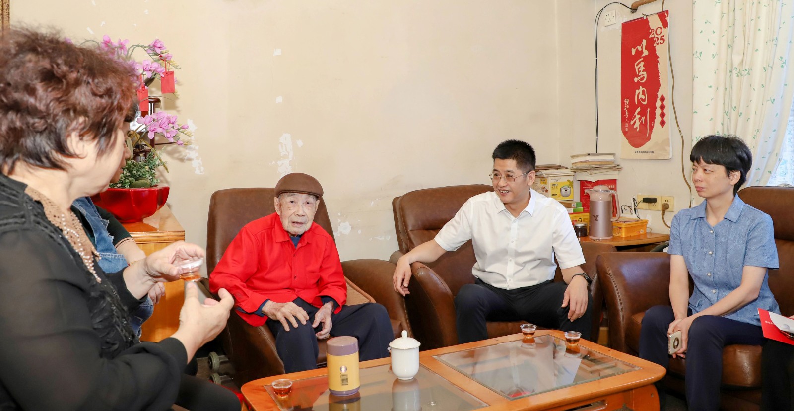 丰泽区委区政府主要领导走访慰问百岁老人