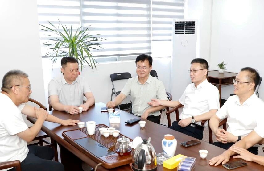 丰泽区委区政府主要领导走访慰问退休老干部