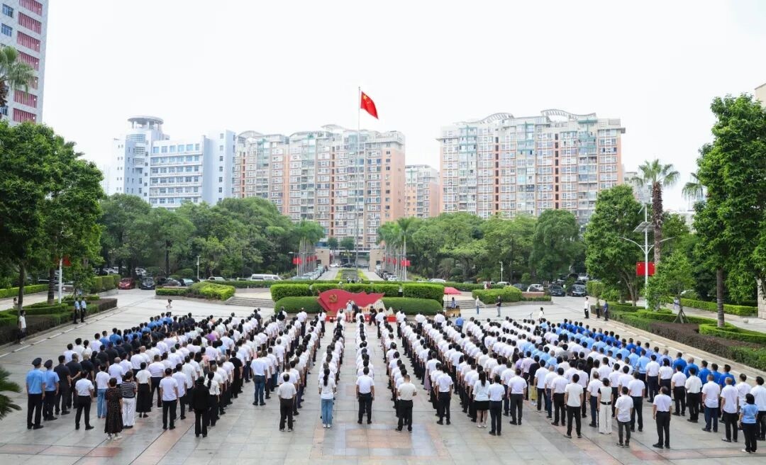 丰泽区委区政府举行升国旗仪式